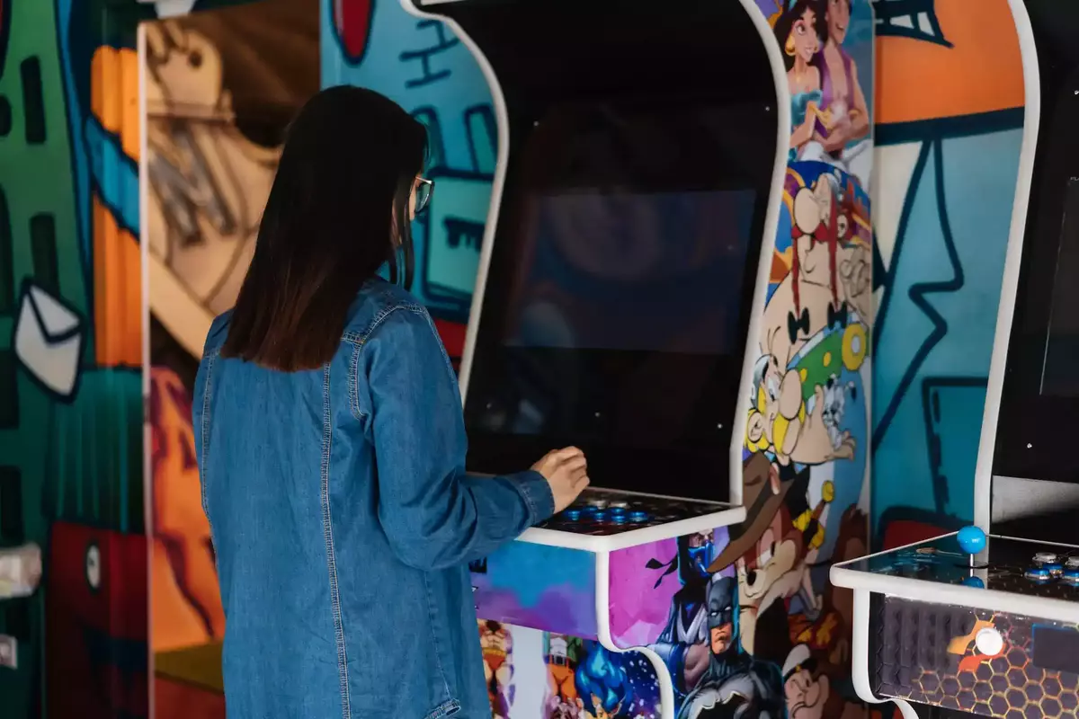 Mengenal 9 Genre Game Beserta Pengertian, Jenis dan Sejarah 1 machine game merupakan contoh arcade game